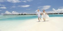 pareja en la playa de Paradise Island Resort Maldives