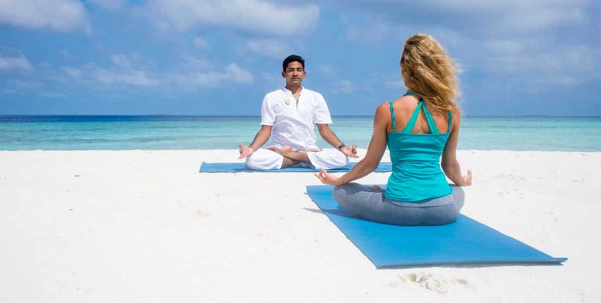 Clase de yoga en Finolhu maldives