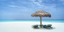 tumbonas y sombrilla en la playa de Vakkaru Maldives