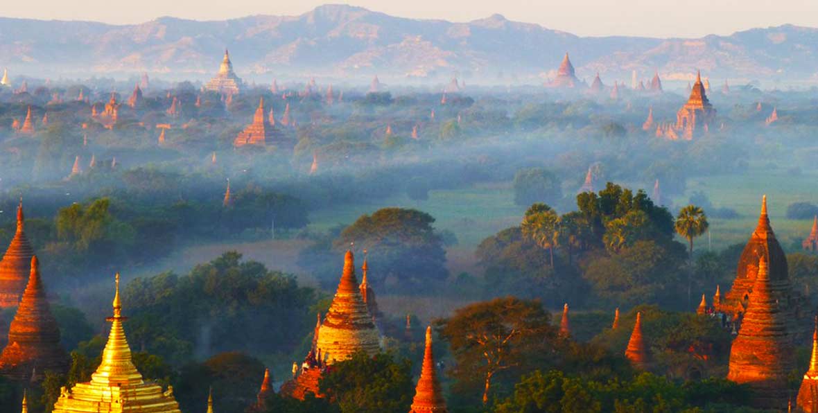 viaje a Myanmar: paisaje al atardecer con templos
