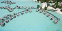 foto aereas de las villas de agua de Bora Bora Pearl Beach Resort & Spa