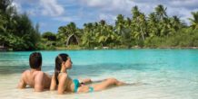 relax en la playa de Four Seasons Resort Bora Bora